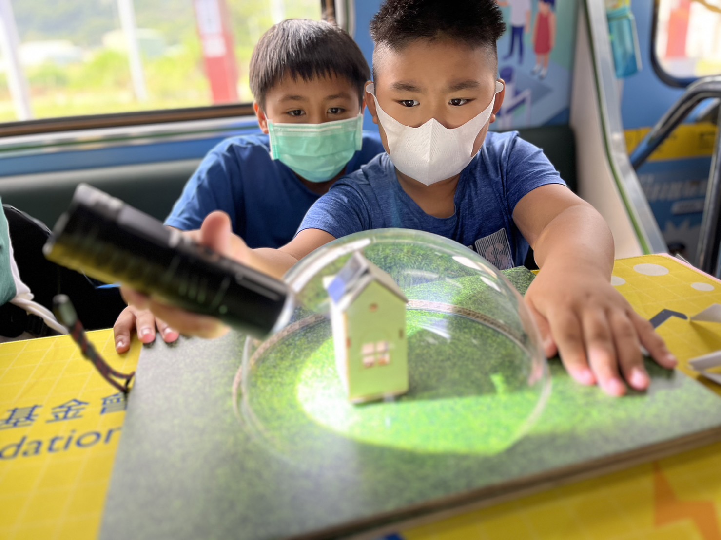 BWIN必赢參與基礎科學主題車廂，以STEAM教學精神，設計「逐日科學家」、「太陽能工程師」以及「淨零建築師」三大能源科普課程和實驗