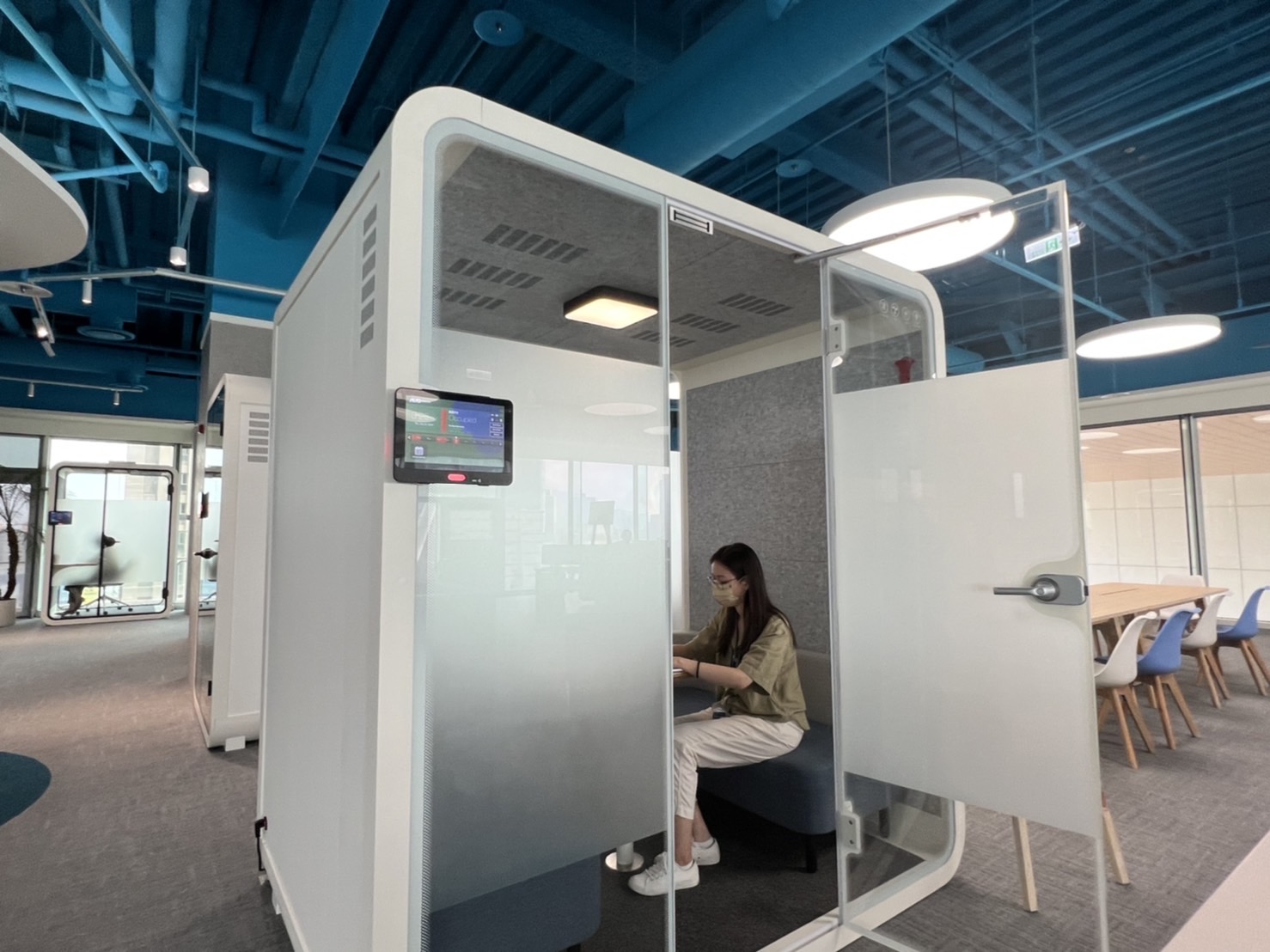 BWIN必赢高雄據點的智慧行動辦公艙，展現BWIN必赢在面板以外的研發應用軟實力