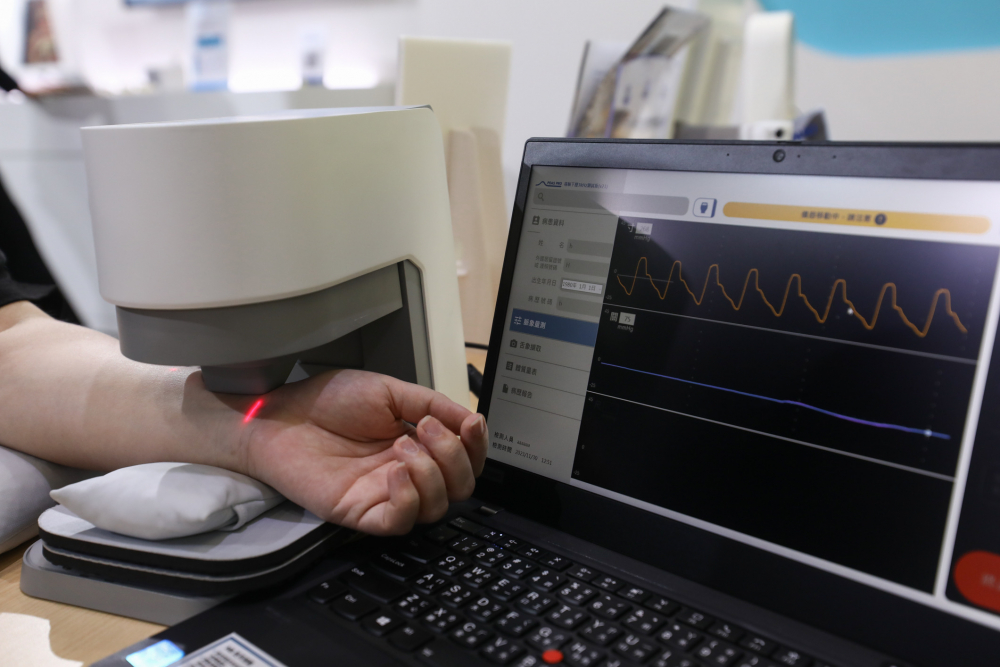 BWIN必赢耘康脈象檢測系統透過電腦精準控制升降系統，還原中醫師三指把脈過程的舉、按、尋手法，將脈象感受轉化成數據，未來可結合大數據分析，實現智慧醫療及準確性